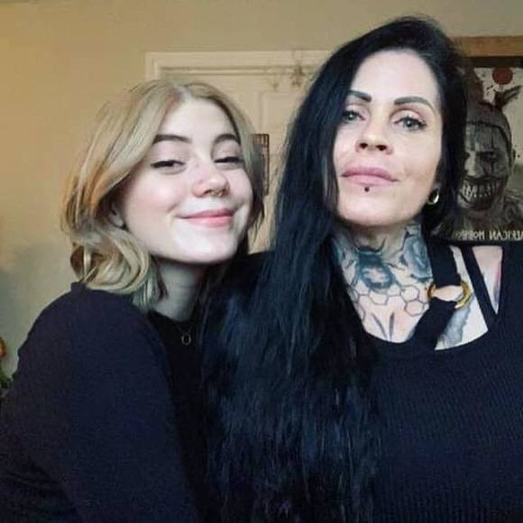 Meet your Posher, Caro - Picture 1 of 2